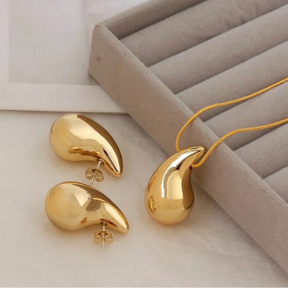 Gold plated tear drop fashion necklace. Necklace - Picture 2 of 2